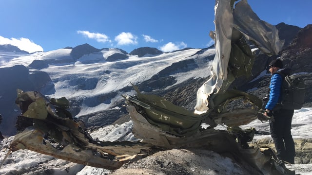 Metallteile ragen aus einem Gletscher. Metallteile ragen aus einem Gletscher.