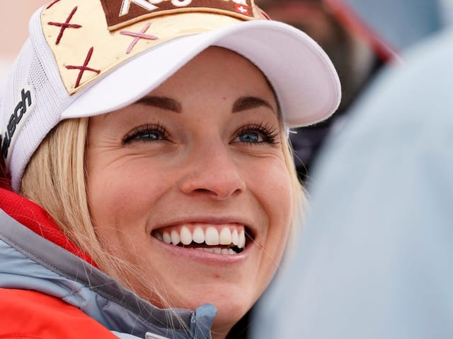 Lara Gut-Behrami lächelt in die Kamera.