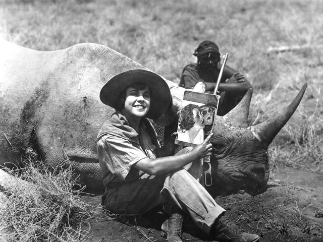 Historische Aufnahme von Dokumentarfilmerin Osa Johnson. Historische Aufnahme von Dokumentarfilmerin Osa Johnson.