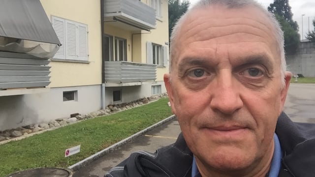 Autor Stefan Ulrich vor seiner alten Wohnung mit Balkon in Neuenhof. Autor Stefan Ulrich vor seiner alten Wohnung mit Balkon in Neuenhof.