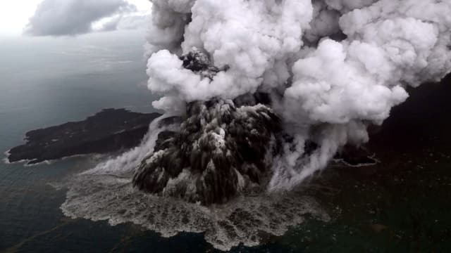 Der Vulkan Anak Krakatau bei der Eruption. Der Vulkan Anak Krakatau bei der Eruption.