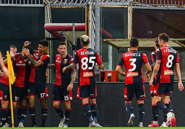 Valon Behrami inmitten einer Jubeltraube Valon Behrami inmitten einer Jubeltraube