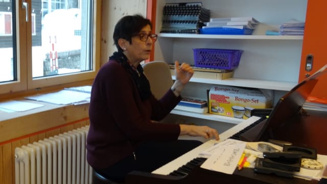Evelina Giger vid il clavazin. Chantar en cun ils retgs. Evelina Giger vid il clavazin. Chantar en cun ils retgs.