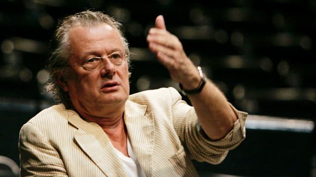 Mit erhobenem Arm: Theaterregisseur Frank Castorf zeigt, wo's lang geht. Mit erhobenem Arm: Theaterregisseur Frank Castorf zeigt, wo's lang geht.
