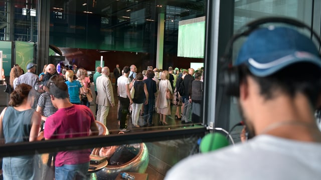 Ein Radiomoderator während einer Sendung im Foyer des KKL Luzern. Ein Radiomoderator während einer Sendung im Foyer des KKL Luzern.