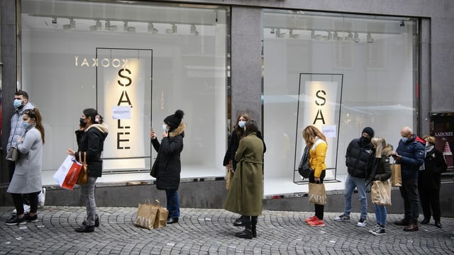 Menschen stehen vor einem Laden Schlange Menschen stehen vor einem Laden Schlange