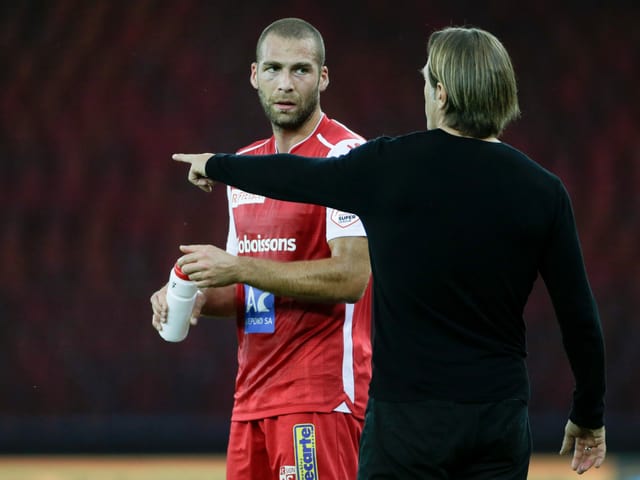 Pajtim Kasami im Gespräch mit Trainer Paolo Tramezzani. Pajtim Kasami im Gespräch mit Trainer Paolo Tramezzani.