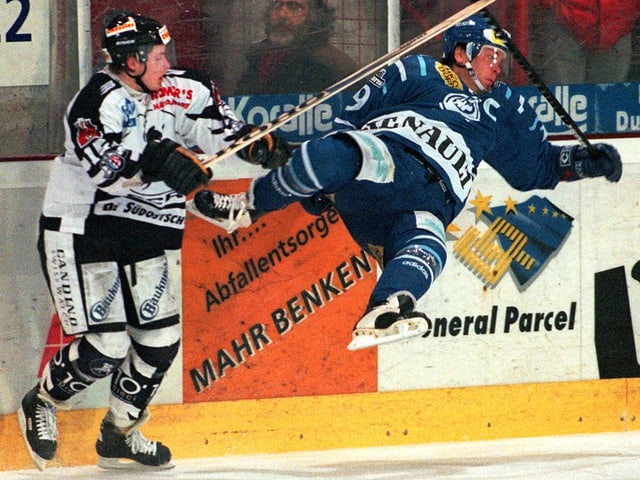 Mathias Seger lässt 1998 im SCRJ-Dress Ambris Peter Jaks mit einem Check durch die Luft fliegen.