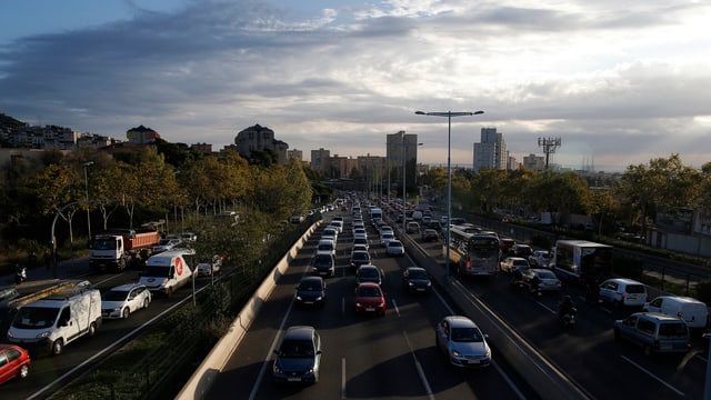 Die Verkehrsblockaden führten unter anderem auf der Autobahn B-20 in Barcelona zu langen Staus. Die Verkehrsblockaden führten unter anderem auf der Autobahn B-20 in Barcelona zu langen Staus.