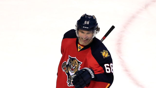 Jaromir Jagr lacht auf dem Eis. Jaromir Jagr lacht auf dem Eis.