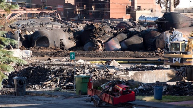 Ausgebrannte Waggons in der kanadischen Kleinstadt Lac-Mégantic. Ausgebrannte Waggons in der kanadischen Kleinstadt Lac-Mégantic.