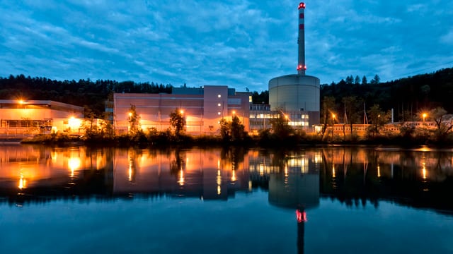 Das Kernkraftwerk Mühleberg spiegelt sich im Gewässer Das Kernkraftwerk Mühleberg spiegelt sich im Gewässer