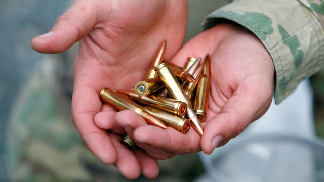 Munition in Händen. Munition in Händen.