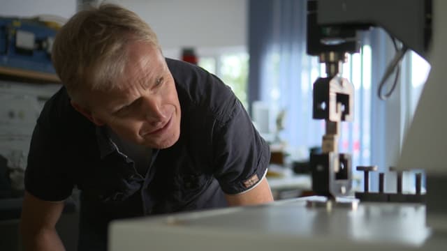 Mann schaut auf Zugmaschine Mann schaut auf Zugmaschine