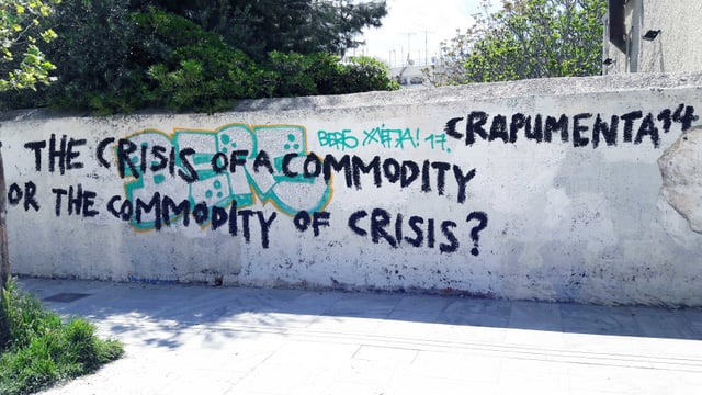Eine Wand, auf der steht: «The crisis of a commodity or the commodity of crisis?». Eine Wand, auf der steht: «The crisis of a commodity or the commodity of crisis?».