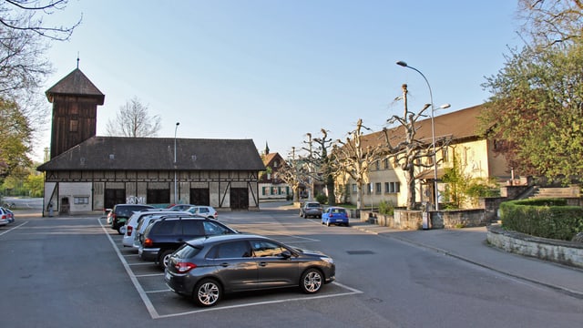 Der Vierherrenplatz mit parkplätzen Der Vierherrenplatz mit parkplätzen