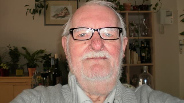 Grauhaariger Herr mit markanter schwarzer Brille und Bärtchen. Grauhaariger Herr mit markanter schwarzer Brille und Bärtchen.