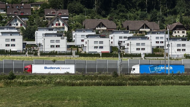 Einfamilienhaussiedlung an einem Hang