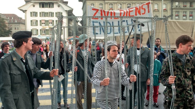 Männer verkleidet in Uniformen und Häftlingskleigung. Männer verkleidet in Uniformen und Häftlingskleigung.