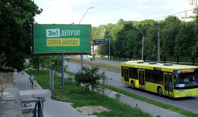 Wahlwerbeplakat an einer Strasse Wahlwerbeplakat an einer Strasse