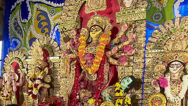 Ein pompöser Altar mit verschiedenen Figuren. Ein pompöser Altar mit verschiedenen Figuren.