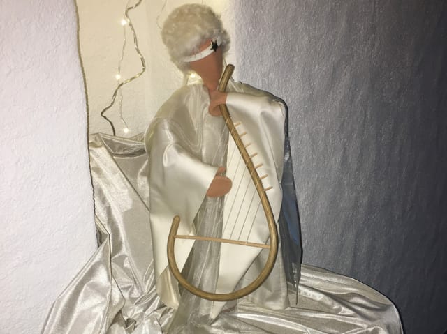 Selbstgebastelter Engel auf Seidentuch.