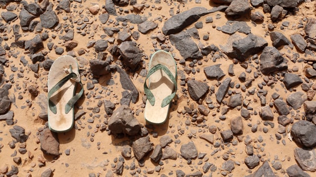 Flip Flops am Boden in der Wüste zwischen Libyen und Algerien. Flip Flops am Boden in der Wüste zwischen Libyen und Algerien.