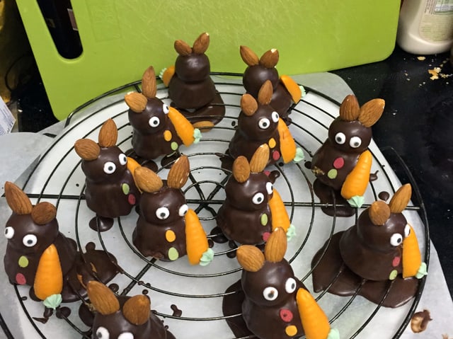 Schoki-Osterhasen auf Abtropfgitter.