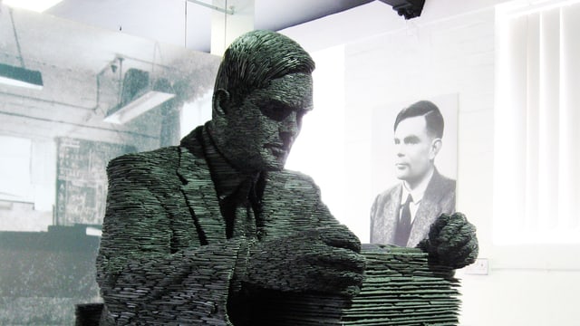 Skulptur und Foto von Alan Turing im Museum Bletchley Park.