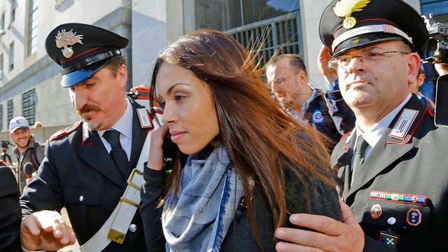 Ruby, flankiert von zwei Polizisten. Ruby, flankiert von zwei Polizisten.