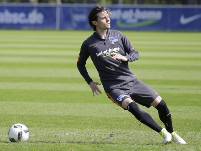 Valentin Stocker erwartet einen Ball