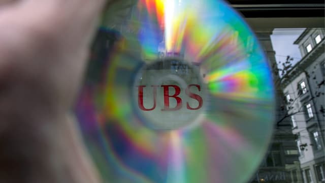 Daten-CD vor dem Logo der UBS Daten-CD vor dem Logo der UBS