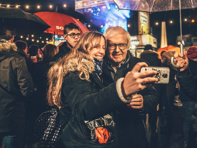 Gilbert Gress macht Foto mit Fan