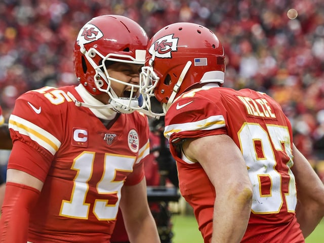 Quarterback Patrick Mahomes und Travis Kelce in Jubelpose. Quarterback Patrick Mahomes und Travis Kelce in Jubelpose.