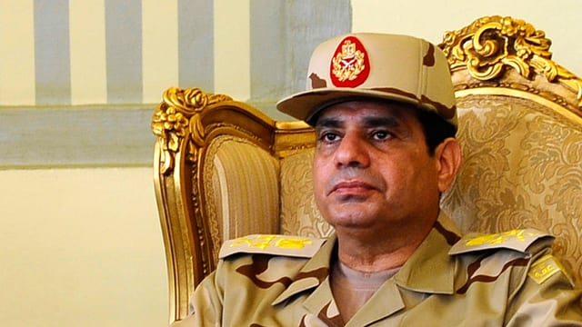 Sisi auf einem goldenen Stuhl, ähnlich einem Thron. Sisi auf einem goldenen Stuhl, ähnlich einem Thron.