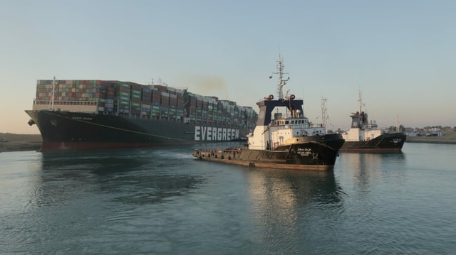 Containerschiff "Ever-Given" wird von kleineren Schleppschiffen gezogen. Containerschiff "Ever-Given" wird von kleineren Schleppschiffen gezogen.