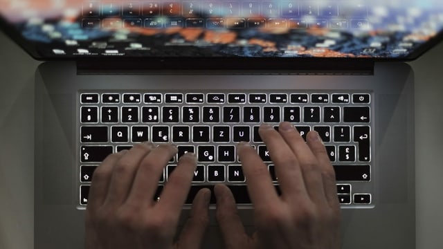 Hände über einer Computertastatur Hände über einer Computertastatur