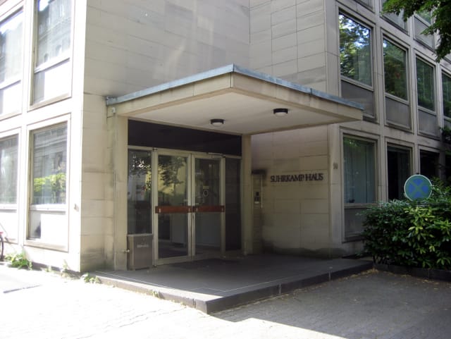Das ehemalige Suhrkamp-Haus in der Lindenstraße in Frankfurt, das 2011 abgerissen wurde. Das ehemalige Suhrkamp-Haus in der Lindenstraße in Frankfurt, das 2011 abgerissen wurde.