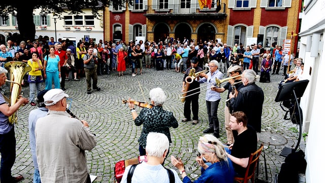 Die Banda Mille Lire beim «Platzkonzert» in Altdorf umringt von Zuschauern. Die Banda Mille Lire beim «Platzkonzert» in Altdorf umringt von Zuschauern.