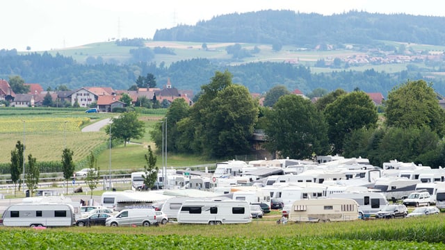 Zahlreiche Wohnwagen, im Hintergrund Wileroltigen Zahlreiche Wohnwagen, im Hintergrund Wileroltigen