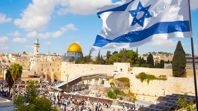 Eine israelische Flagge weht über der Klagemauer in Jerusalem. Eine israelische Flagge weht über der Klagemauer in Jerusalem.