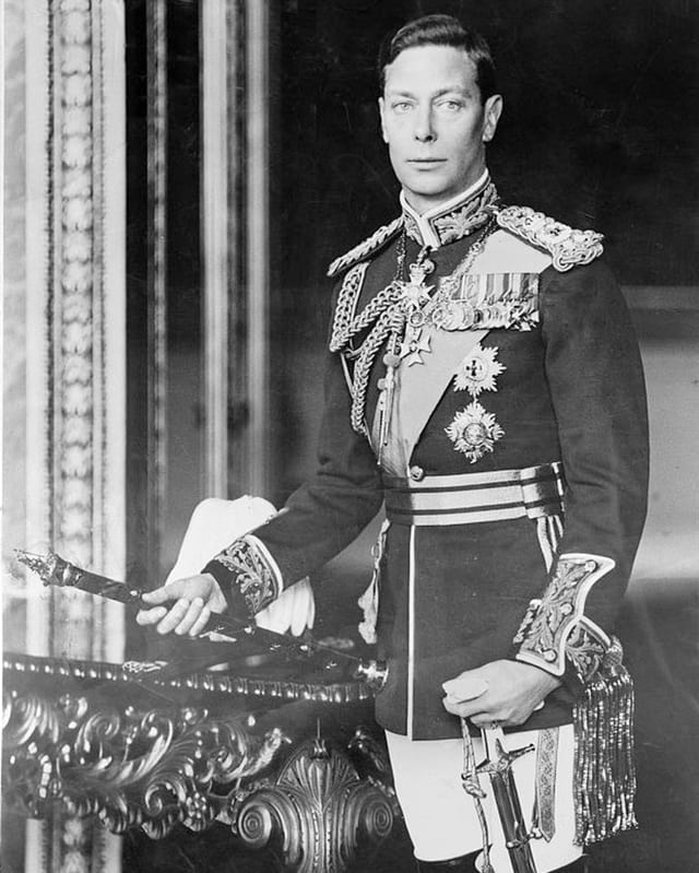 Schwarzweiss-Foto des Monarchen in einer Uniform mit vielen Orden. Schwarzweiss-Foto des Monarchen in einer Uniform mit vielen Orden.