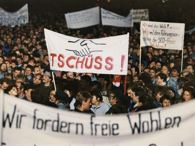 Eine Montagsdemonstration im Herbst 1989 in Dresden. Eine Montagsdemonstration im Herbst 1989 in Dresden.