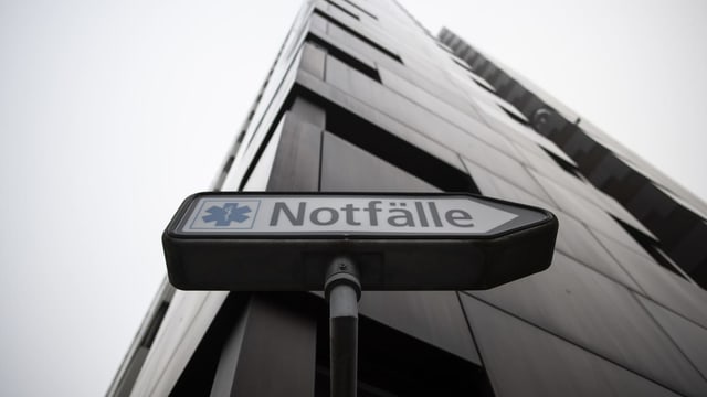 Symbolbild: Wegweiser an einem Hochhaus, an dem steht: «Notfälle». Symbolbild: Wegweiser an einem Hochhaus, an dem steht: «Notfälle».