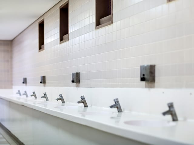 Waschbecken in einer öffentlichen Toilette.