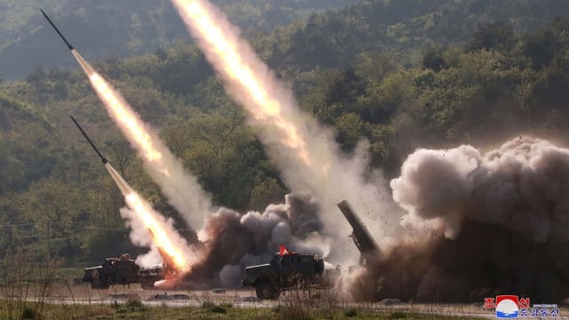 Raketen kurz nach der Abfeuerung. Raketen kurz nach der Abfeuerung.