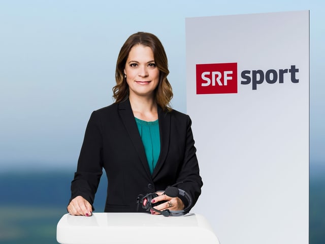 Michèle Schönbächler am SRF-Stehpult. Michèle Schönbächler am SRF-Stehpult.