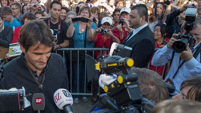 Roger Federer vor Menschenmenge Roger Federer vor Menschenmenge