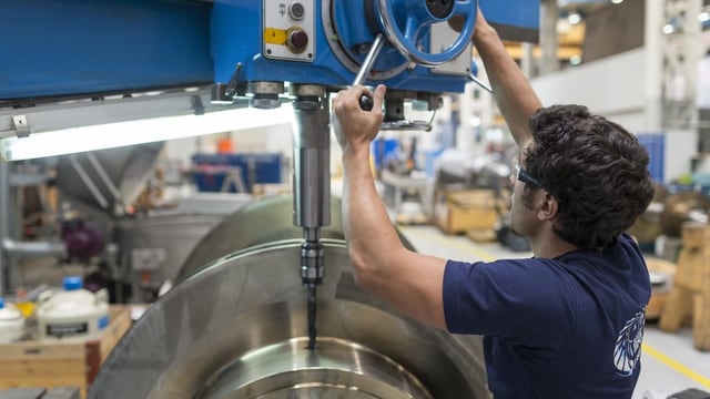 Ein Industriearbeiter an einer Drehbank Ein Industriearbeiter an einer Drehbank