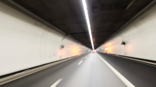 Blick in einen Autobahn-Tunnel Blick in einen Autobahn-Tunnel